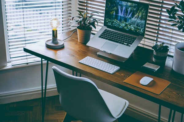 Comment concevoir un espace de travail ergonomique dans un studio ?